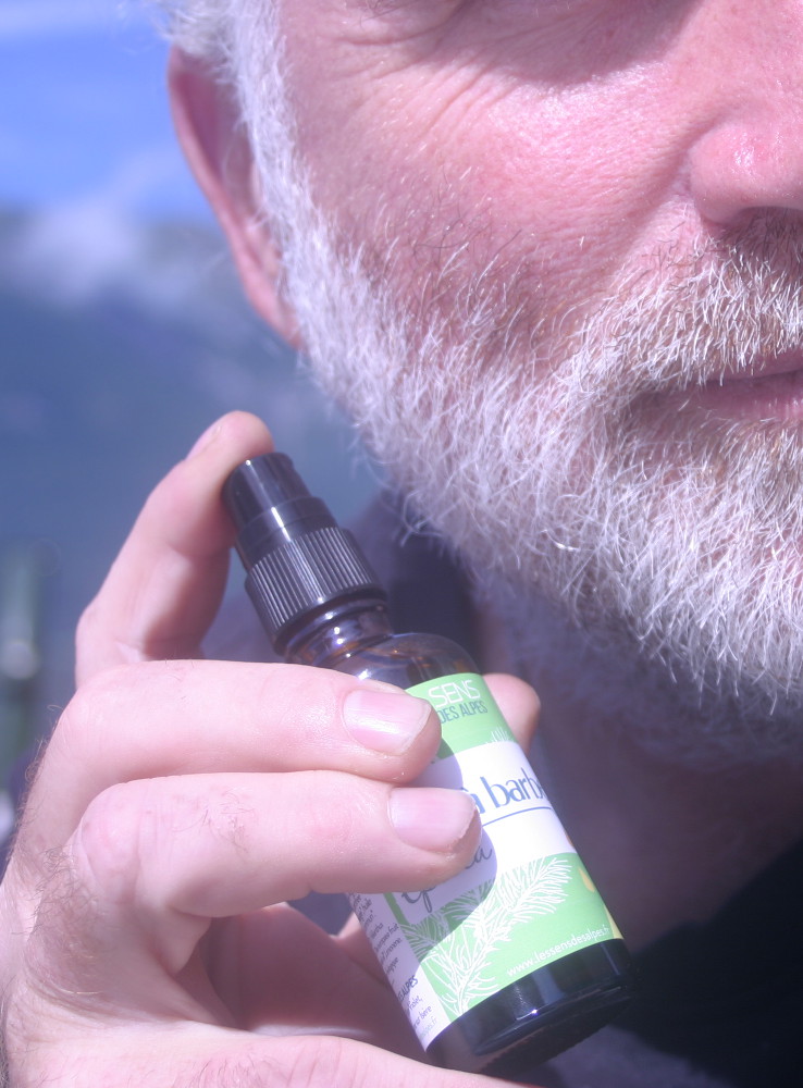 Huile à barbe épicéa appliquée sur la barbe d'un homme