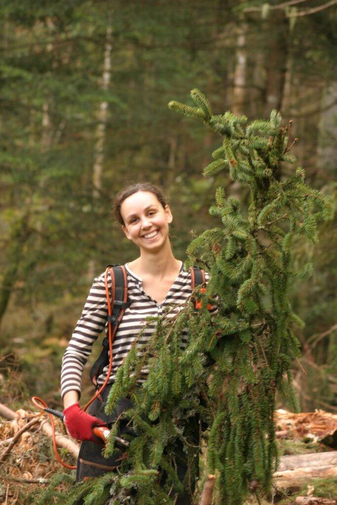 Elisa avec une branche d'épicéa et le sécateur à la main